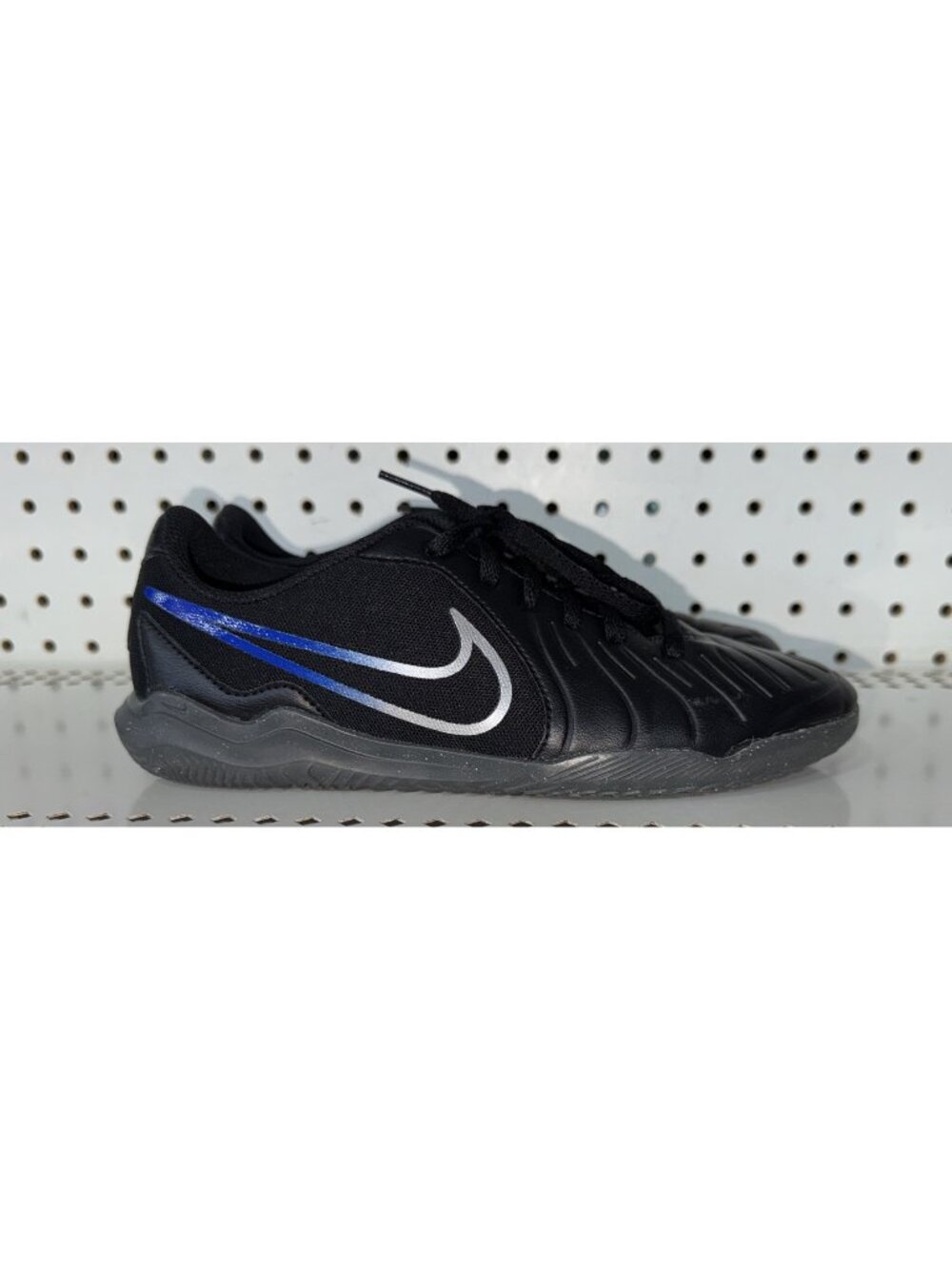 Nike Tiempo Legend 10 Club IC Boys Youth Indoor Soccer Turf Shoes Size 5.5Y
